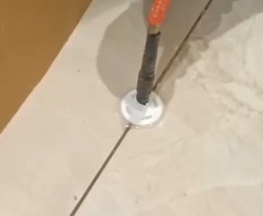 保靖瓷砖空鼓维修公司专业解答瓷砖在铺贴过程中，如果没有涂抹均匀到位的粘结材料（如水泥砂浆或瓷砖胶），可能会导致以下问题