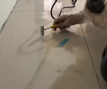 保靖瓷砖开裂维修公司专业分享瓷砖在铺贴前如果没有沥干水分，将会导致以下问题